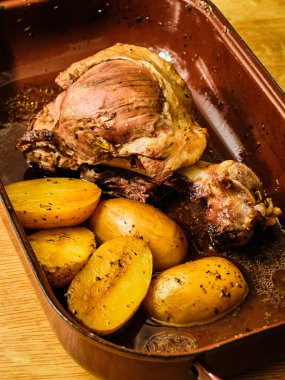 Keklik otu ve limonlu Yunan tarifi. Baharatlı kuzu budu ve tavada patates.