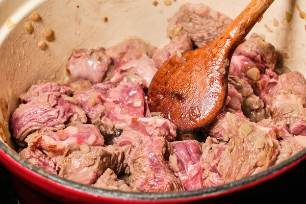 숟가락으로 고기를 준비하고 남비에 쇠고기를 — 스톡 사진