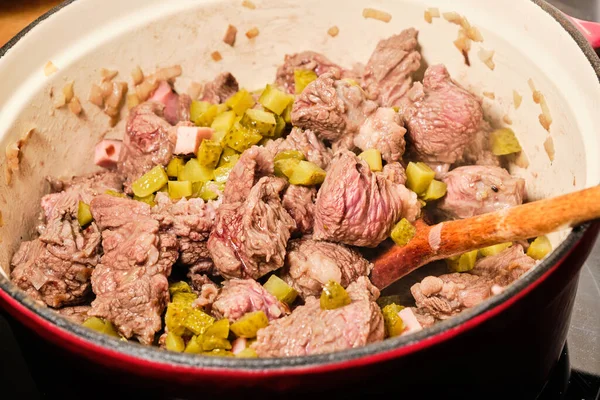 고기를 요리하고 음식으로 숟가락으로 쇠고기를 — 스톡 사진