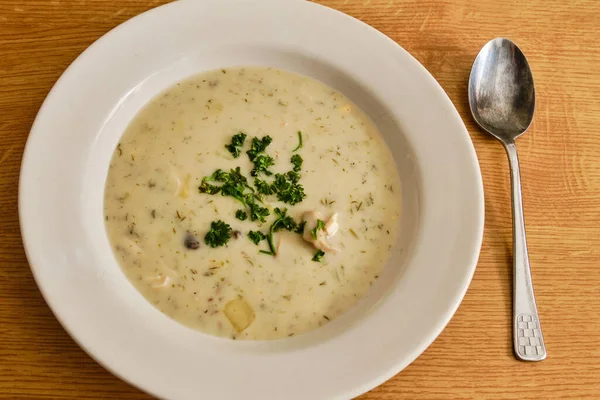 Sabroso Tradicional Kulajda Chechsoup Plato Blanco Con Cuchara —  Fotos de Stock