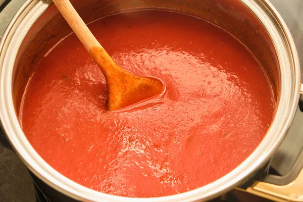 Preparando Sopa Tomate Saborosa Panela Cozinha Fogão — Fotografia de Stock