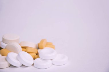 Beyaz ve turuncu hap ve vitaminler beyaz zemin üzerinde. Grip ve mevsimsel hastalıklar. Tıp ve eczacılık.