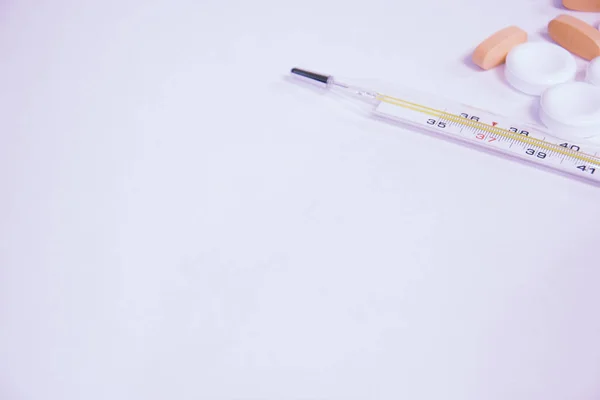 Thermomètre Haute Température Pilule Antigrippale Maladie Saisonnière Médecine Fond Blanc — Photo