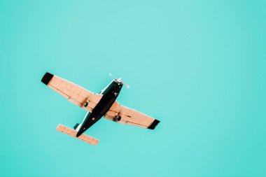 Hava uçak mavi gökyüzü uçan kavramı