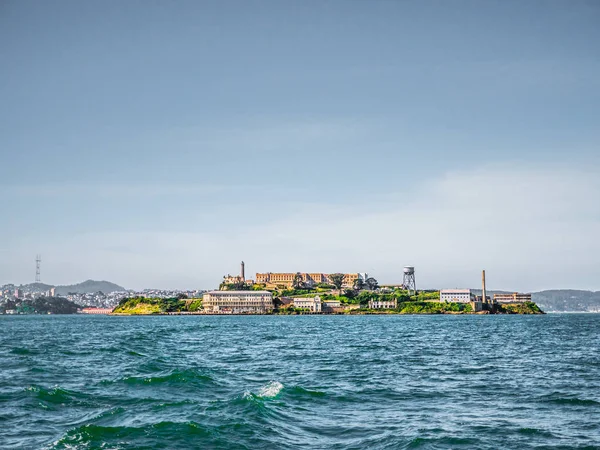 Alcatraz Adası ve tarihi bir tekne hapishaneden görünümü — Stok fotoğraf