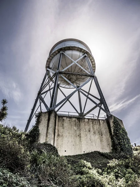 Menatap Menara Air Lama di Penjara Pulau Alcatraz dekat San Francisco — Stok Foto