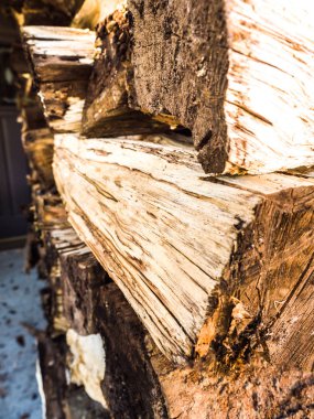 Yakacak odun günlükleri yığını