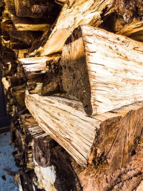 Yakacak odun günlükleri yığını