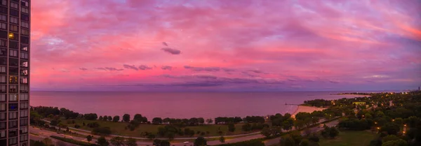 O pôr-do-sol de Chicago sobre o Lago Michigan — Fotografia de Stock