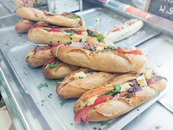 Zásobník lahodné šunky a pečené hovězí sendviče na francouzskou bagetou — Stock fotografie