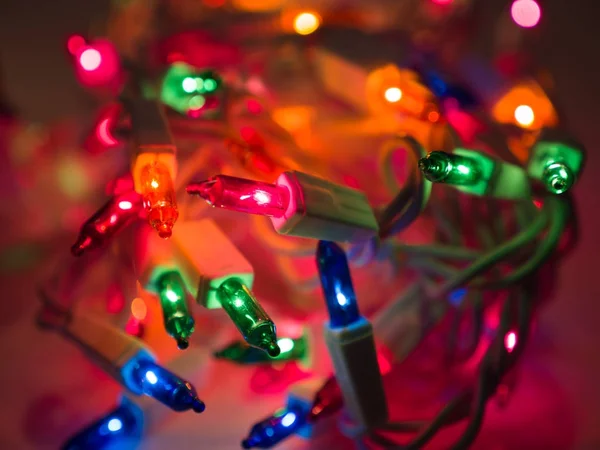 关闭一堆彩色圣诞灯的照片 其中包括绿色 红色和橙色 使节日背景 — 图库照片