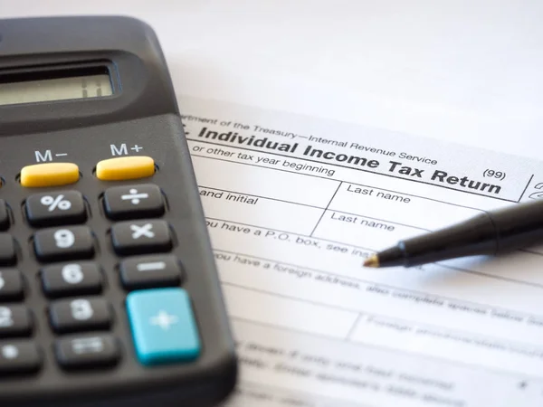 Close Photograph Individual Income Federal Tax Return Paperwork Calculator Black — Stock Photo, Image