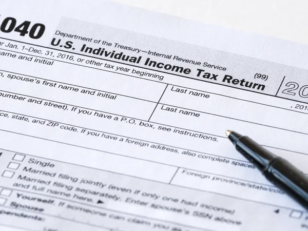 Close Photograph United States 1040 Individual Income Tax Return Form — Stock Photo, Image