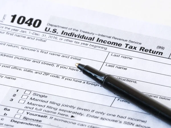 Close Photograph United States 1040 Individual Income Tax Return Form — Stock Photo, Image