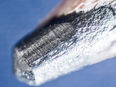 Aşırı closeup makro ayrıntı mikroskopik görüntüsünü karmaşık dokular ve kusurları gösteren bir kurşun grafit gri ahşap kalem ucu.