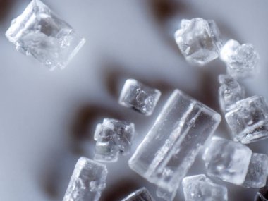 Çeşitli tatlılar ve muamele etmek için ortak pişirme madde karmaşık detaylandırma gösterilen açık şeker kristalleri yığını bir aşırı closeup makro mikroskobik görüntü.