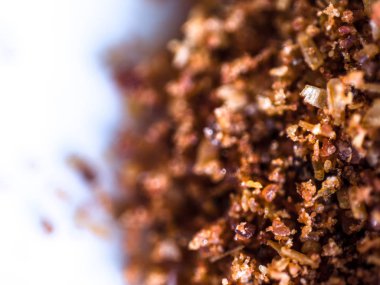 Bir aşırı closeup makro veya beyaz bir arka plan üzerinde izole baharat pişirme kırmızı biber mikroskobik detay resmi.