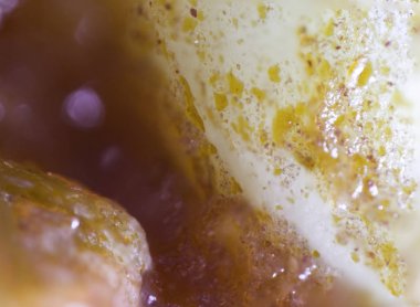 Aşırı closeup makro mikroskopik görüntüsü pişmiş makarna sosu yağ damlacıkları ve ıslak makarna doku karmaşık ayrıntılarını gösteren kırmızı marinara domates sosu ile.