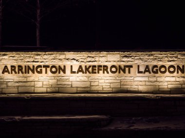 Evanston, Il - 5th Ocak 2018: Işıklar kadar Arrington Lakefront Lagoon tabelada bir soğuk kış gecesinde Evanston'da Michigan Gölü lakefront aydınlatır.