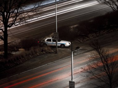 Chicago, Il - 9th Ocak 2018: A Chicago polis devriye arabası soğuk bir Ocak gecesi Lake Shore sürücüde geçip araçlar saatler.