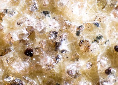 Gösterilen sarı şeffaf tutkal veya bir ilginç arka plan doku veya duvar kağıdı yapma epoksi kaplı grit zımpara yeni parçası bir closeup görüntüsünü mikroskobik makro.