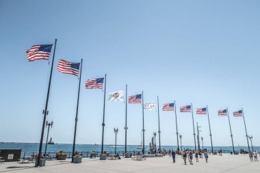 Chicago - 2nd Temmuz 2017: Amerikan bayrakları dalga gururla sonunda Navy Pier sıcak bir 4 Temmuz hafta sonu tatili Chicago üzerinde bir dizi.