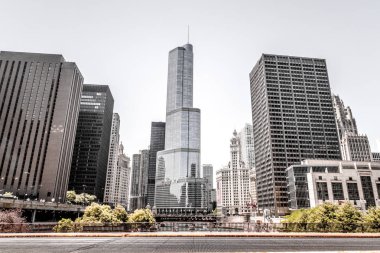 Chicago - 2nd Temmuz 2017: Donald Trump'ın Trump International Hotel ve downtown Chicago Chicago Nehri boyunca zafer Kulesi standları.