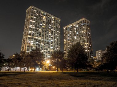 Chicago - 30th Temmuz 2017: Beton ve cam highrise condominiums standında uzun boylu boyunca Kuzey Sheridan yolu Chicago'da gece.