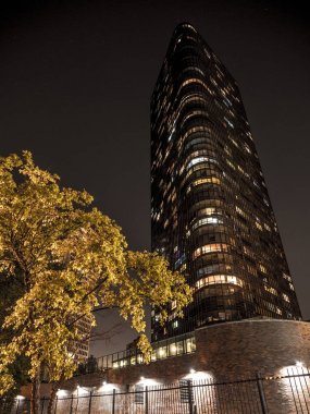 Chicago - 30th Temmuz 2017: Kavisli çelik ve cam köşelerde Park Tower Condominium karanlık gece gökyüzüne kadar 5415 Kuzey Sheridan yolu yükselişi.