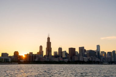 Chicago manzarası resim siluetleri bina ve dalgalar Michigan Gölü su ön planda dalgalanan güzel gün batımı sırasında