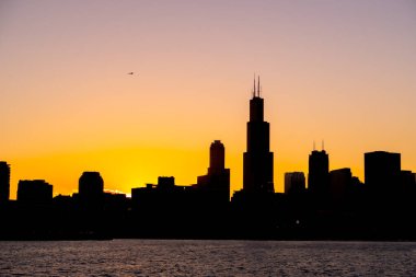 Chicago manzarası resim güzel turuncu sarı güneş bu kadar sırasında bina siluetleri ve Michigan Gölü su ön planda aşağıdaki düşürür