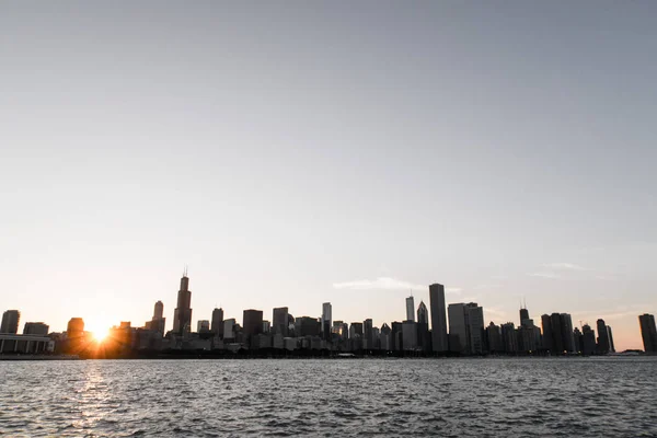 Chicago Manzarası Resim Siluetleri Bina Dalgalar Michigan Gölü Planda Dalgalanan — Stok fotoğraf