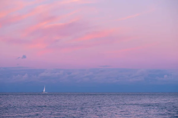 Chicago Skyline Picture Beautiful Colorful Sunset Sailboat Water Lake Michigan — Stock Photo, Image