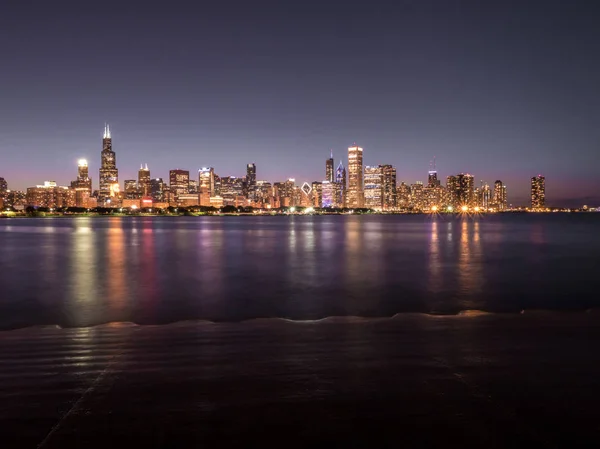 Vacker Lång Exponering Chicago Natt Skyline Foto Med Färgglada Röd — Stockfoto