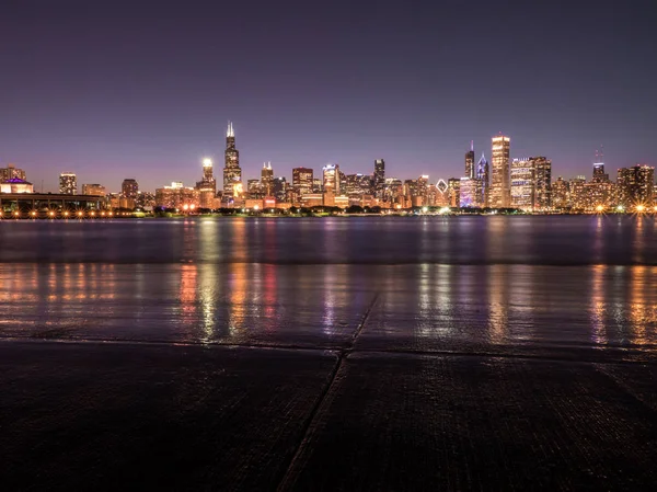 Güzel Uzun Pozlama Chicago Gece Manzarası Fotoğraf Renkli Kırmızı Yeşil — Stok fotoğraf