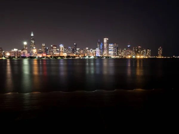 Красивая Фотография Ночного Неба Чикаго Яркими Красными Зелеными Фиолетовыми Синими — стоковое фото
