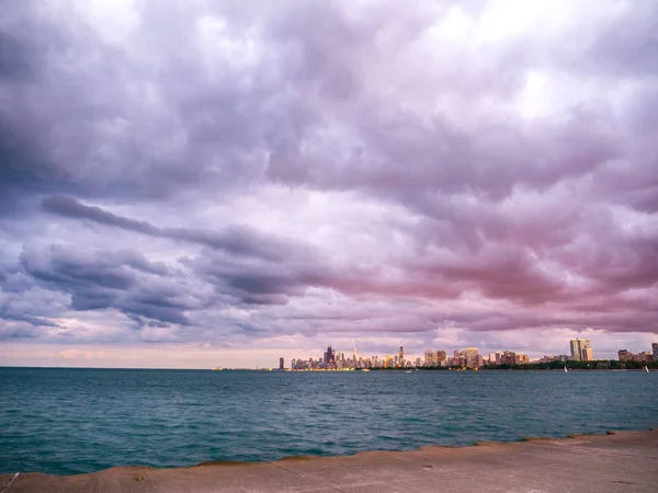 Ufuk Planda Michigan Gölü Pembe Turuncu Mor Kabarık Bulutlar Gökyüzünde — Stok fotoğraf