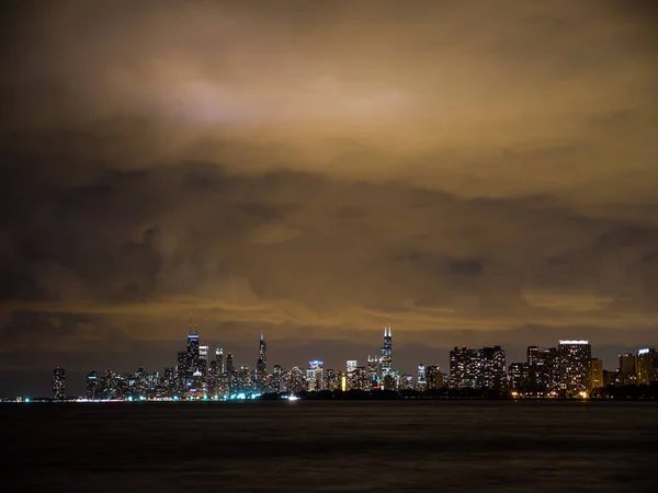 Красивая Ночная Фотография Красочных Огней Зданий Чикаго Фоне Озера Мичиган — стоковое фото