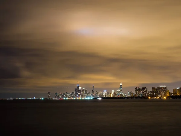 Vackra Natten Lång Exponering Fotografi Färgglada Lamporna Chicago Stadssilhuetten Byggnader — Stockfoto