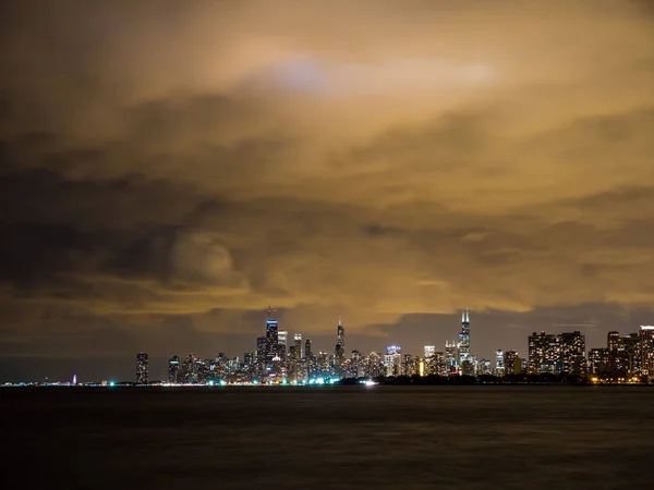 Vackra Natten Lång Exponering Fotografi Färgglada Lamporna Chicago Stadssilhuetten Byggnader — Stockfoto