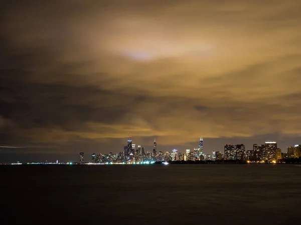 Красивая Ночная Фотография Красочных Огней Зданий Чикаго Фоне Озера Мичиган — стоковое фото