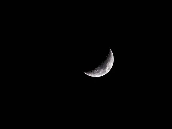 극적인 가까이 상세한 분화구를 보여주는 어두운 하늘에 바르는 초승달 위상의 — 스톡 사진