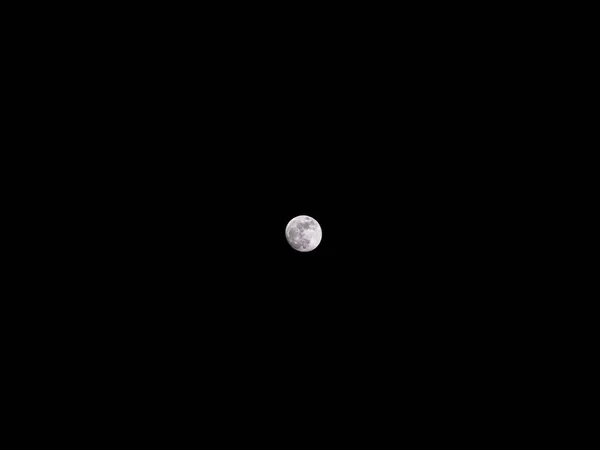 在黑暗的夜空中 一个完整的打蜡的巨大阶段的月亮的美丽和戏剧性的近距离照片既复杂又详细地显示了月球陨石坑 — 图库照片