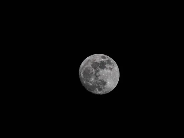 在黑暗的夜空中 一个完整的打蜡的巨大阶段的月亮的美丽和戏剧性的近距离照片既复杂又详细地显示了月球陨石坑 — 图库照片