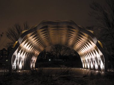 Chicago, Il - 23 Ocak 2018: Studio çete tribünlerde Lincoln Park'ın Güney gölet Chicago yakınındaki zemin gururla karla kaplı tarafından tasarlanan bükülmüş ahşap köşk.