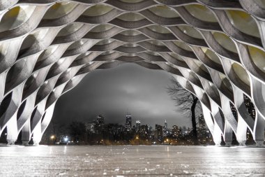 Chicago, Il - 23 Ocak 2018: Halk gaz Jeanne Gang arches bir hala bina manzarası içinde mimar tarafından tasarlanan Pavilion kış gece Chicago'da.