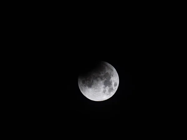 关闭罕见的超级蓝血月全月月食的照片芝加哥在2018年1月31日早晨 因为它梨之间的云在漆黑的夜空中日出前 — 图库照片