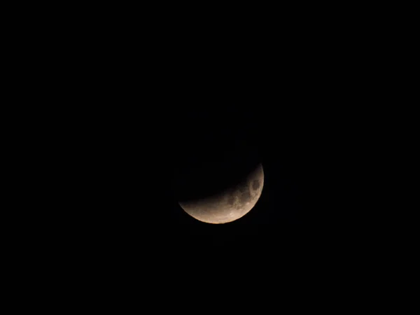 关闭罕见的超级蓝血月全月月食的照片芝加哥在2018年1月31日早晨 因为它梨之间的云在漆黑的夜空中日出前 — 图库照片