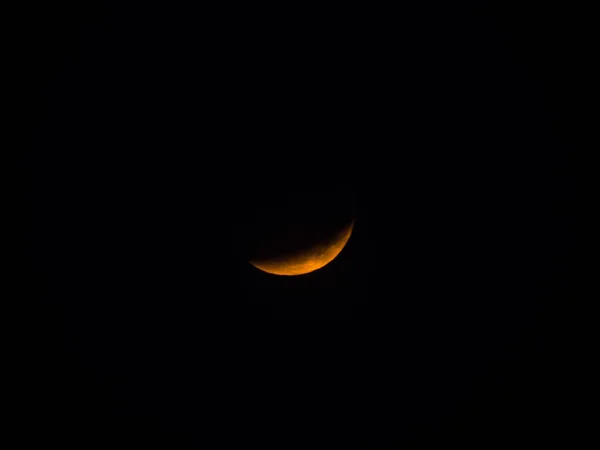特写照片罕见的超级蓝血月全月日食在芝加哥的2018年1月31日上午 因为它采取了红色的色调之前褪色的地平线上 — 图库照片