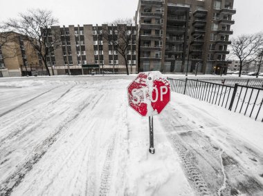 Görünüm kar kaplı kırmızı dur işareti binalar, kaygan incelemesi beton yan yürüyüş ve sürülmüş karlı sokak ötesinde kış aylarında Chicago'da hava kar olur.